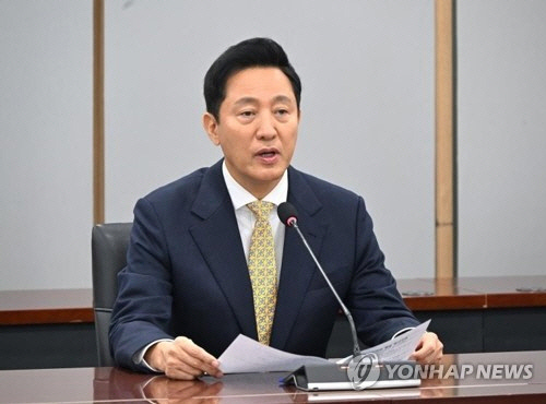 오세훈 서울시장이 9일 서울시청 기획상황실에서 열린 서울시 실·본부·국장 간부회의에서 모두발언을 하고 있다. [서울시 제공=연합뉴스]